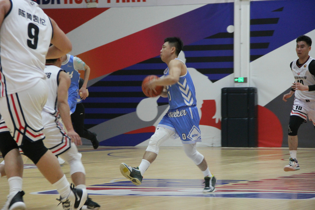 青力同行 企創(chuàng)未來——第三屆“潔晶杯”籃球邀請賽開幕