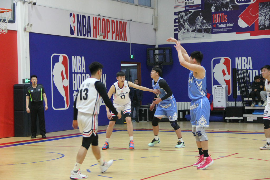 青力同行 企創(chuàng)未來——第三屆“潔晶杯”籃球邀請賽開幕