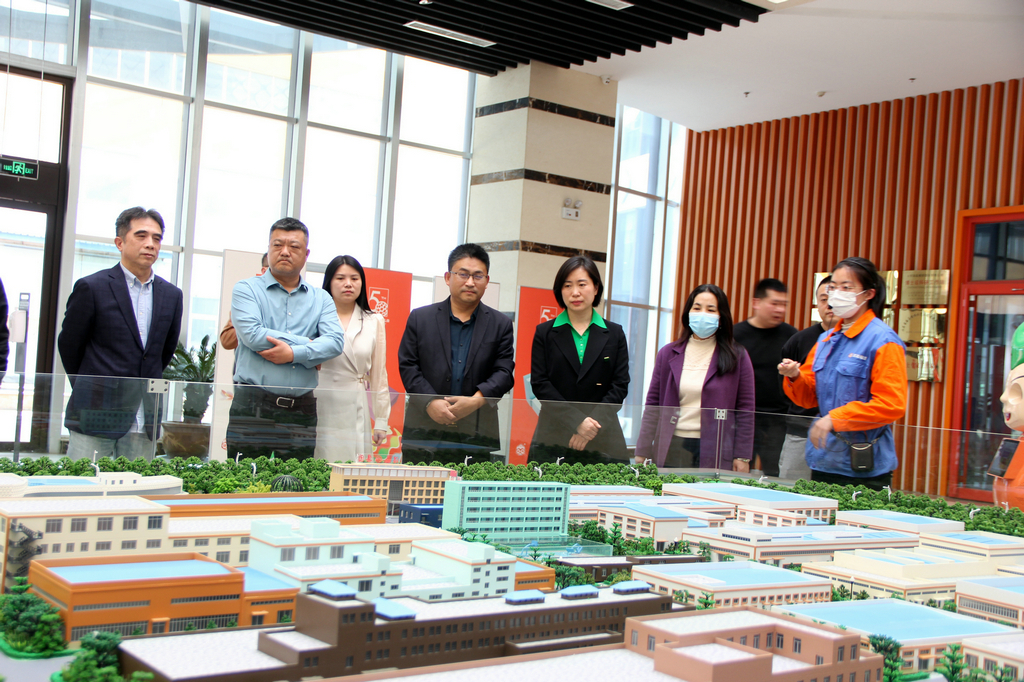 仙桃市黨組成員張艷敏來(lái)潔晶集團(tuán)考察