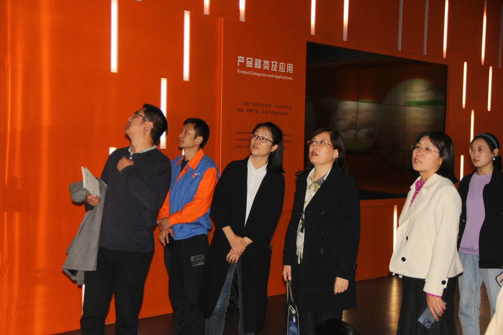 省標準化研究院及市區(qū)有關(guān)領(lǐng)導來潔晶進行專標融合調(diào)研