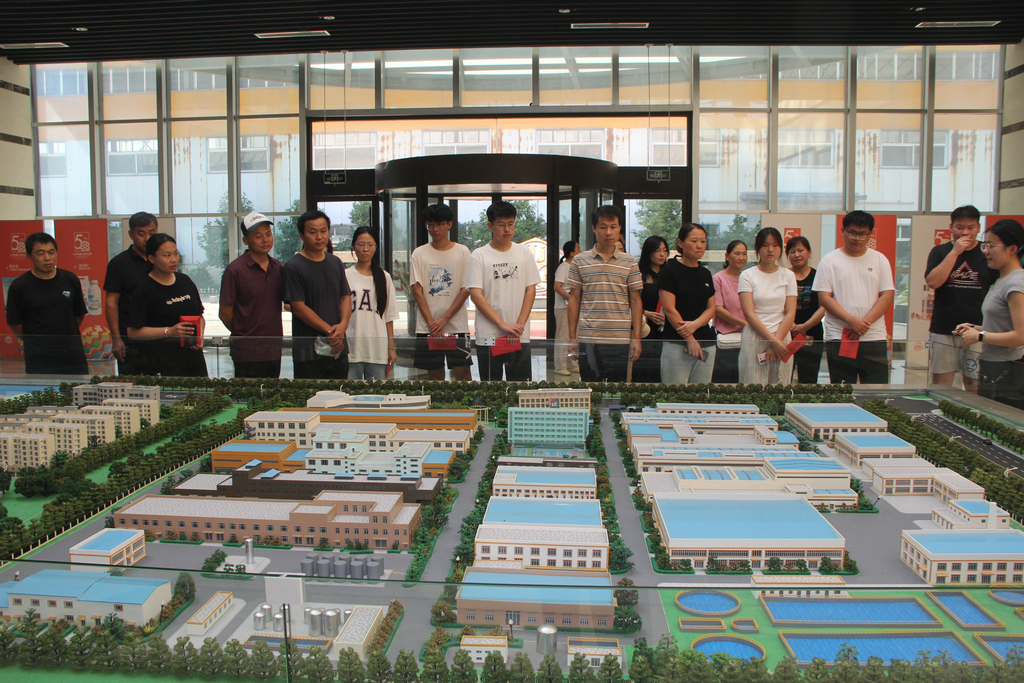 20250819情系職工子女  助力夢(mèng)想啟航——潔晶集團(tuán)舉行職工子女高考獎(jiǎng)學(xué)金發(fā)放儀式4_1